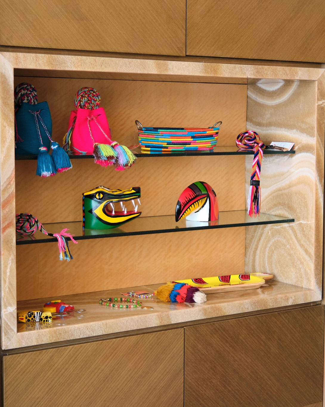 Exhibición "Colors of Colombia: A Wayuu Handbags & Accessories"