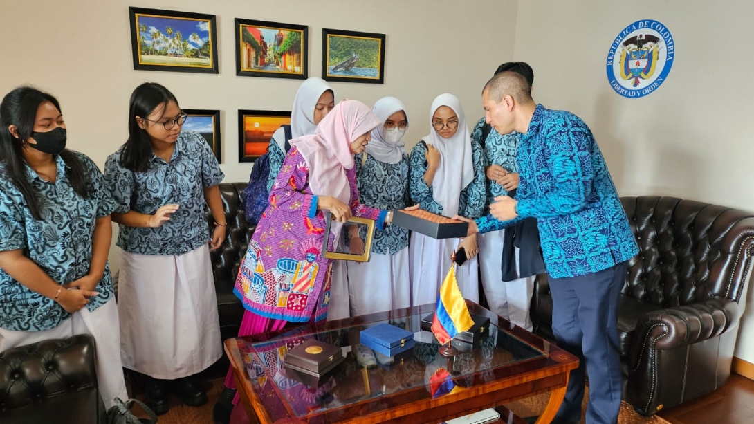 Estudiantes de Jakarta Exploran Colombia: Una Jornada de Conocimiento en la Embajada Colombiana