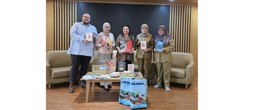 La Embajada de Colombia en Indonesia dona 33 Libros a la Biblioteca Distrital de Yakarta