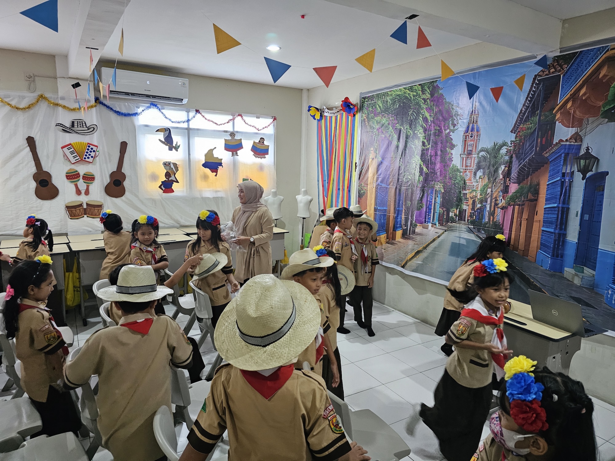 La cultura colombiana se hace presente en la Escuela Pratiwi de Depok