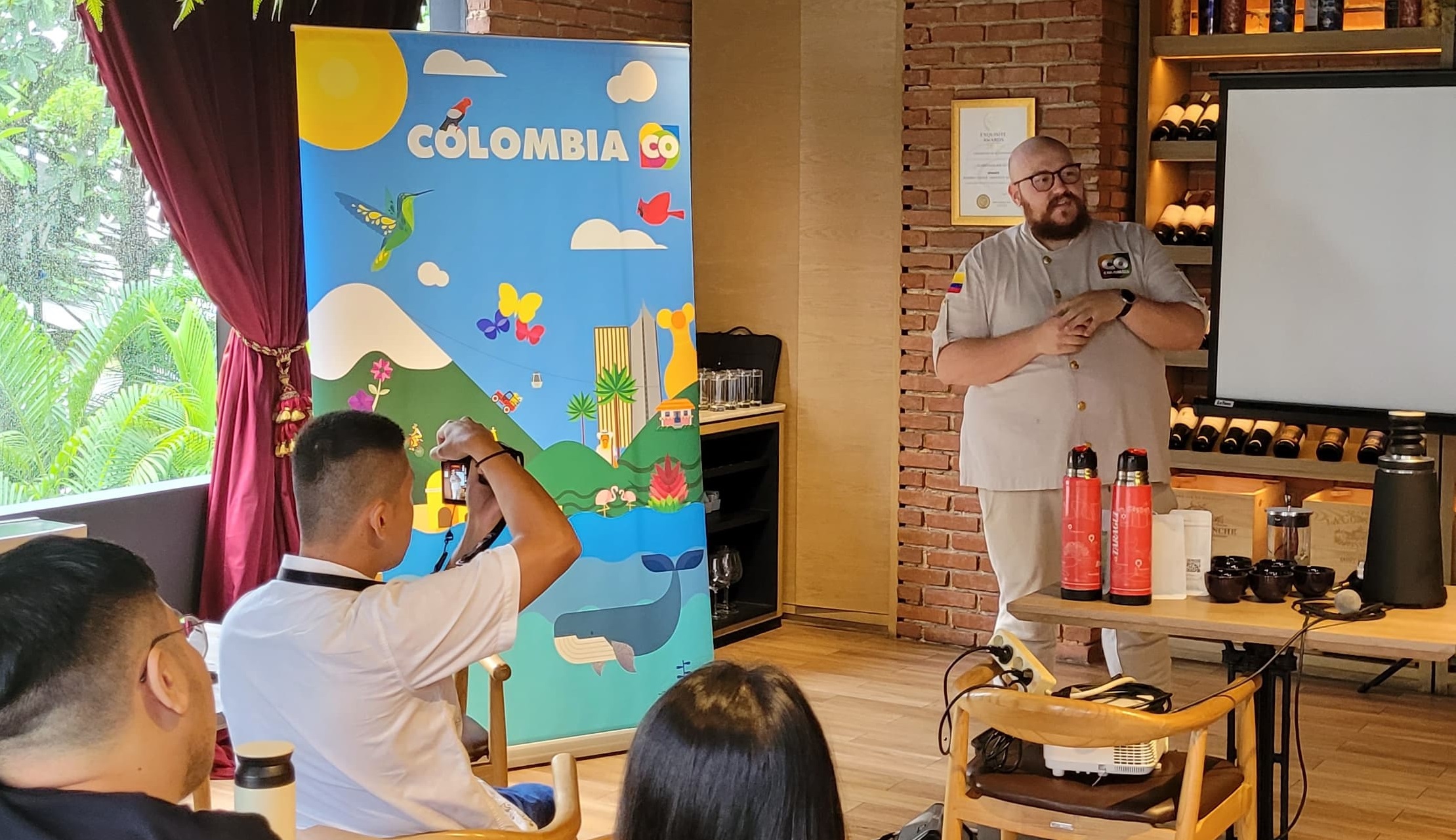 Arepas y café, una combinación ganadora en festival gastronómico en Yakarta.     La Embajada de Colombia participó en la segunda edición del festival "Sabor Latin Food Festival", llevado a cabo el 27 de enero de 2024 en el restaurante Sudestada en Yakarta