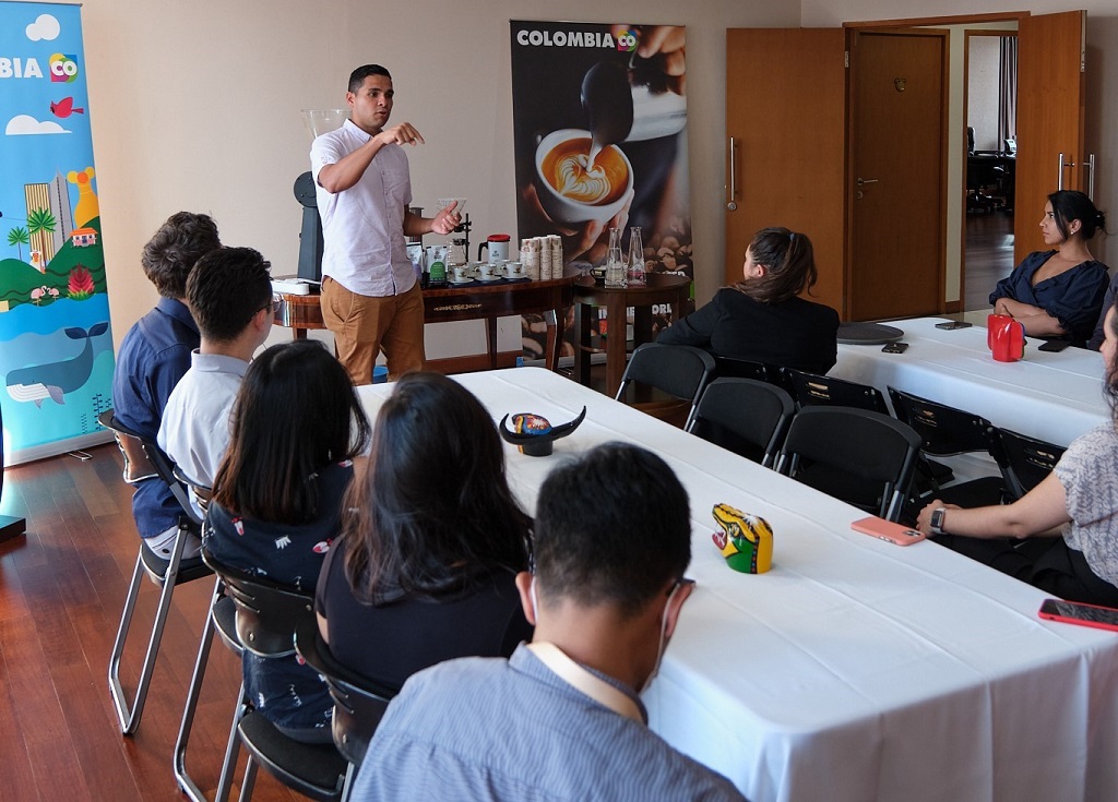 El mejor barista del mundo 2021 visita Yakarta