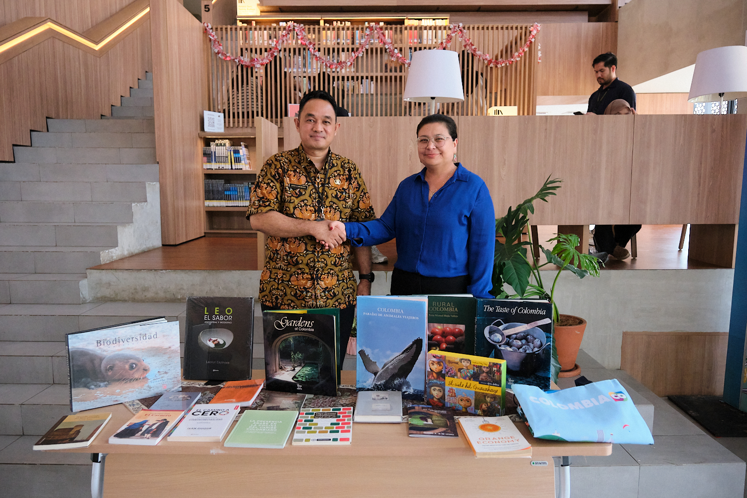 Foto de la Encargada de Negocios de la Embajada de Colombia, Tatiana Rodríguez, durante la ceremonia de entrega a la Biblioteca Distrital de Yakarta.