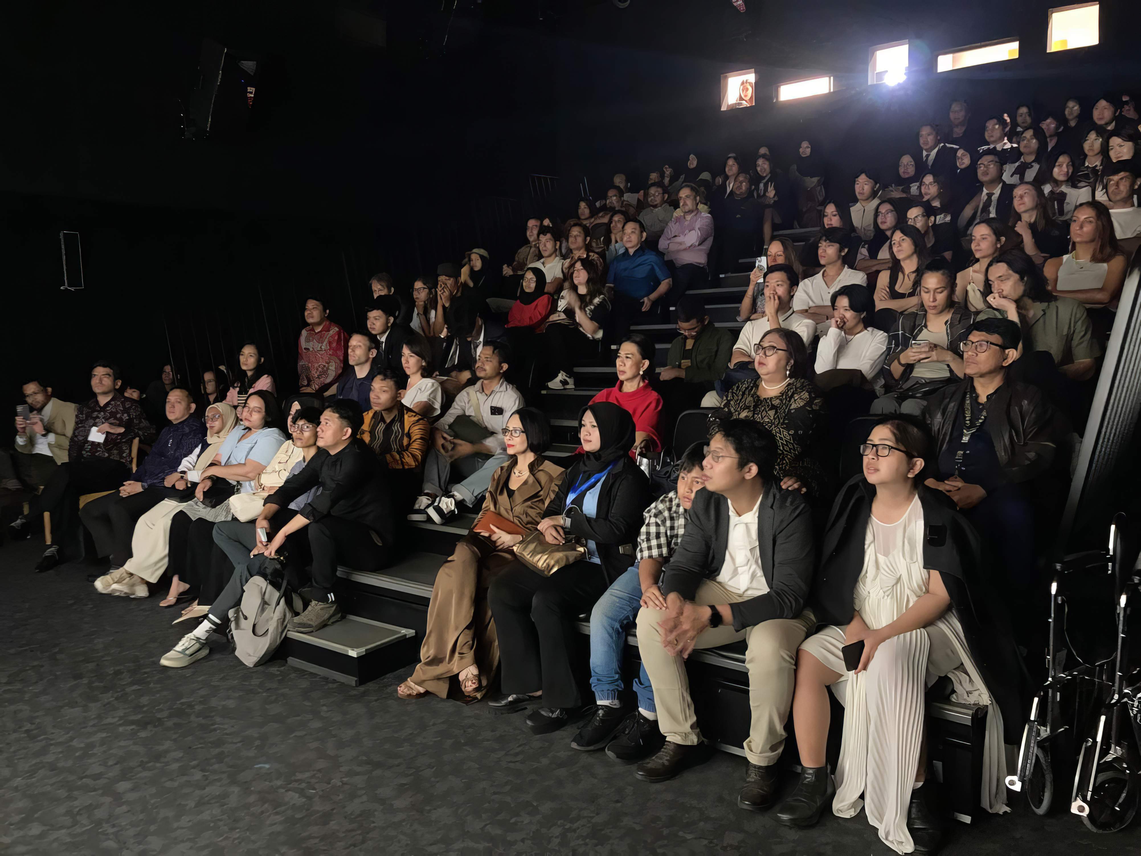 Asistentes a la proyección de cortos en español en la sala del centro cultural Taman Ismail Marzuki en la ciudad de Jakarta.