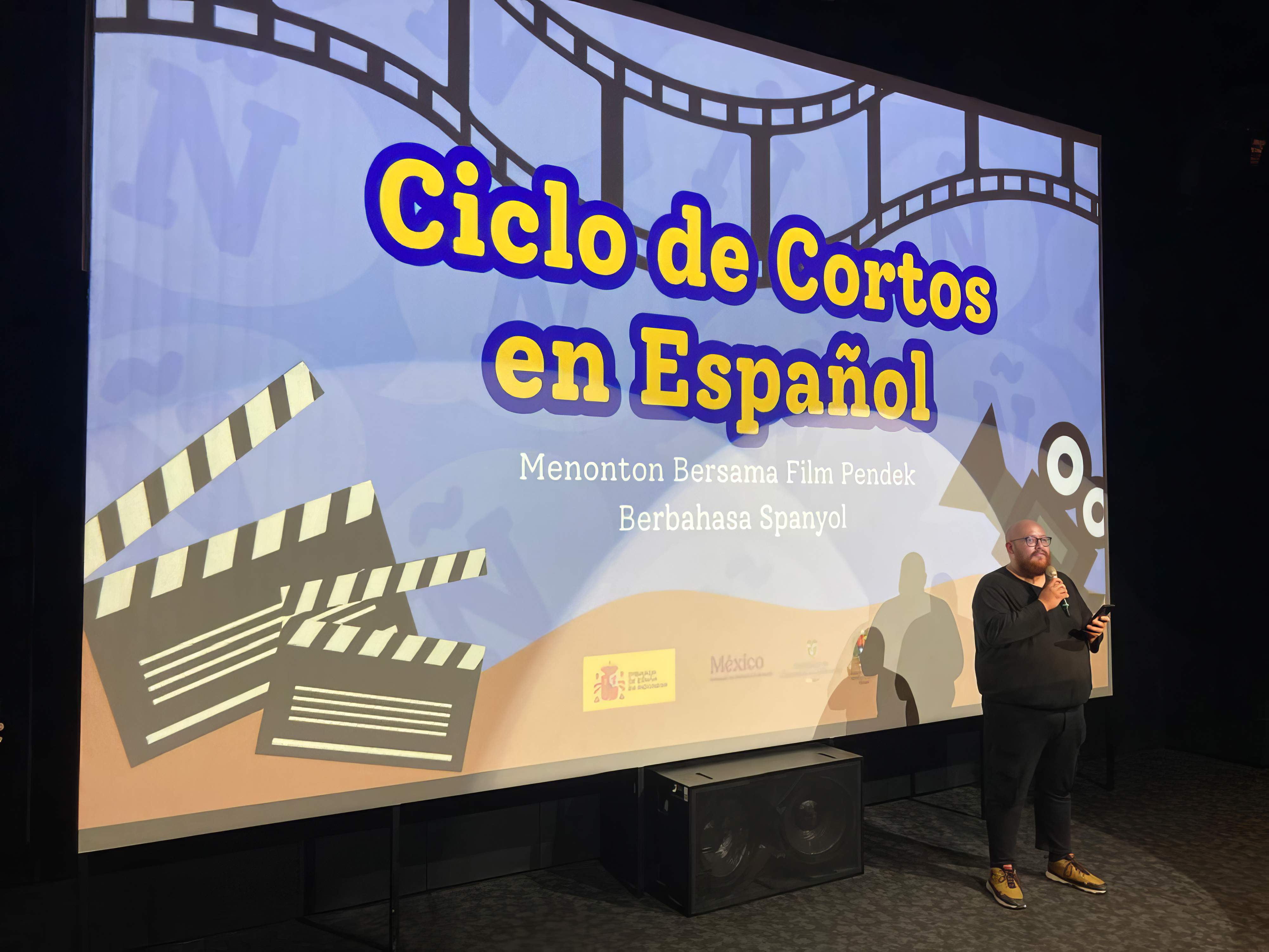 Nicolas Montoya, Encargado de Asuntos Culturales de la Embajada de Colombia en Indonesia presentando el corto Colombiano.