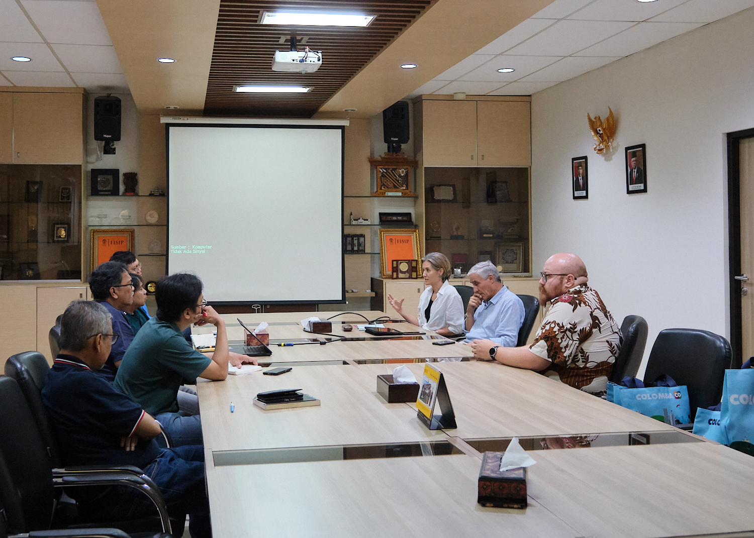 Embajada de Colombia en Indonesia promueve la cultura y conservación de la mano del antropólogo Carlos Castaño Uribe