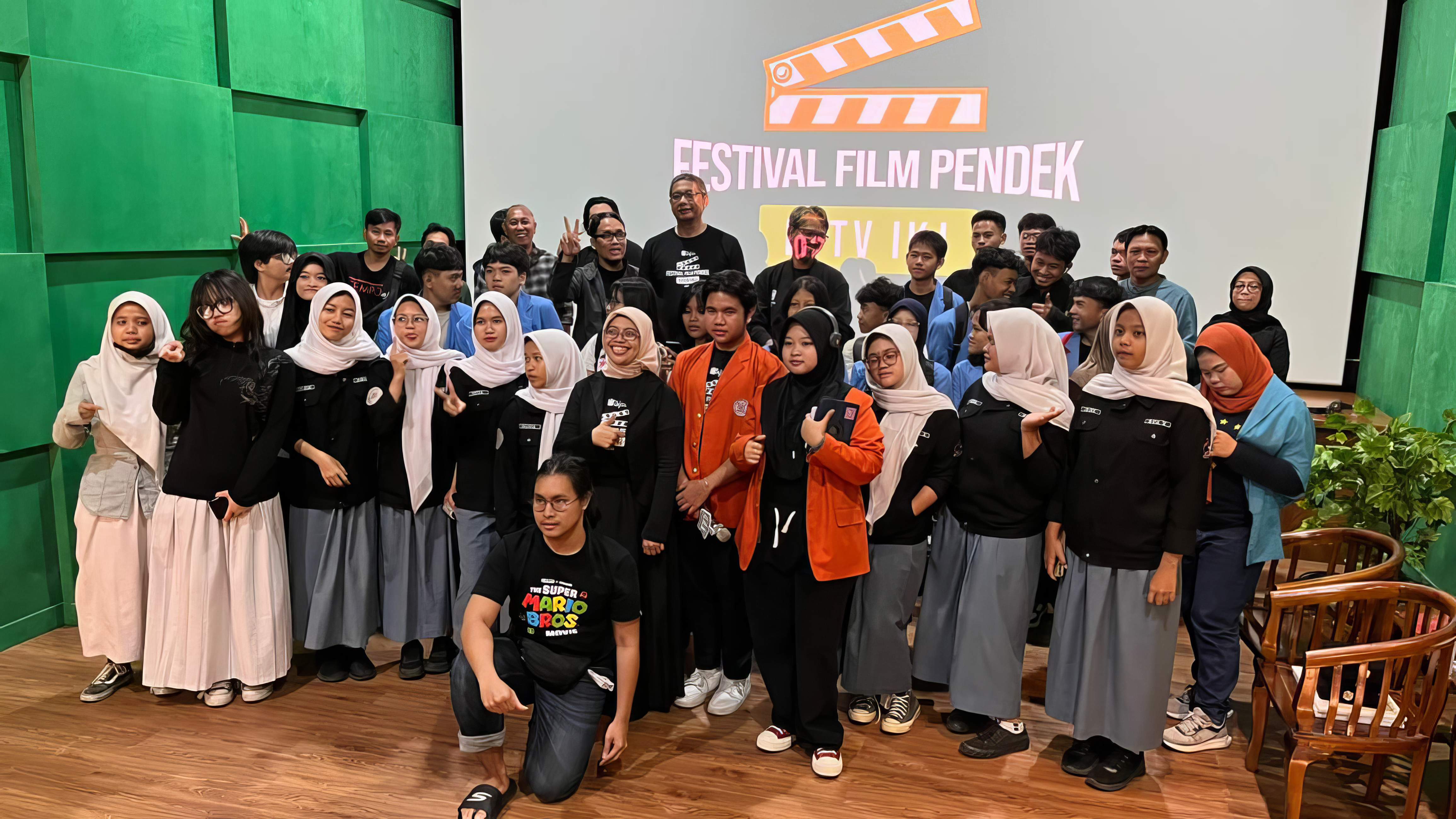 Profesores y estudiantes que asistieron a la proyección de Colombia en el ciclo de cortometrajes del Instituto de Arte de Yakarta (IKJ).