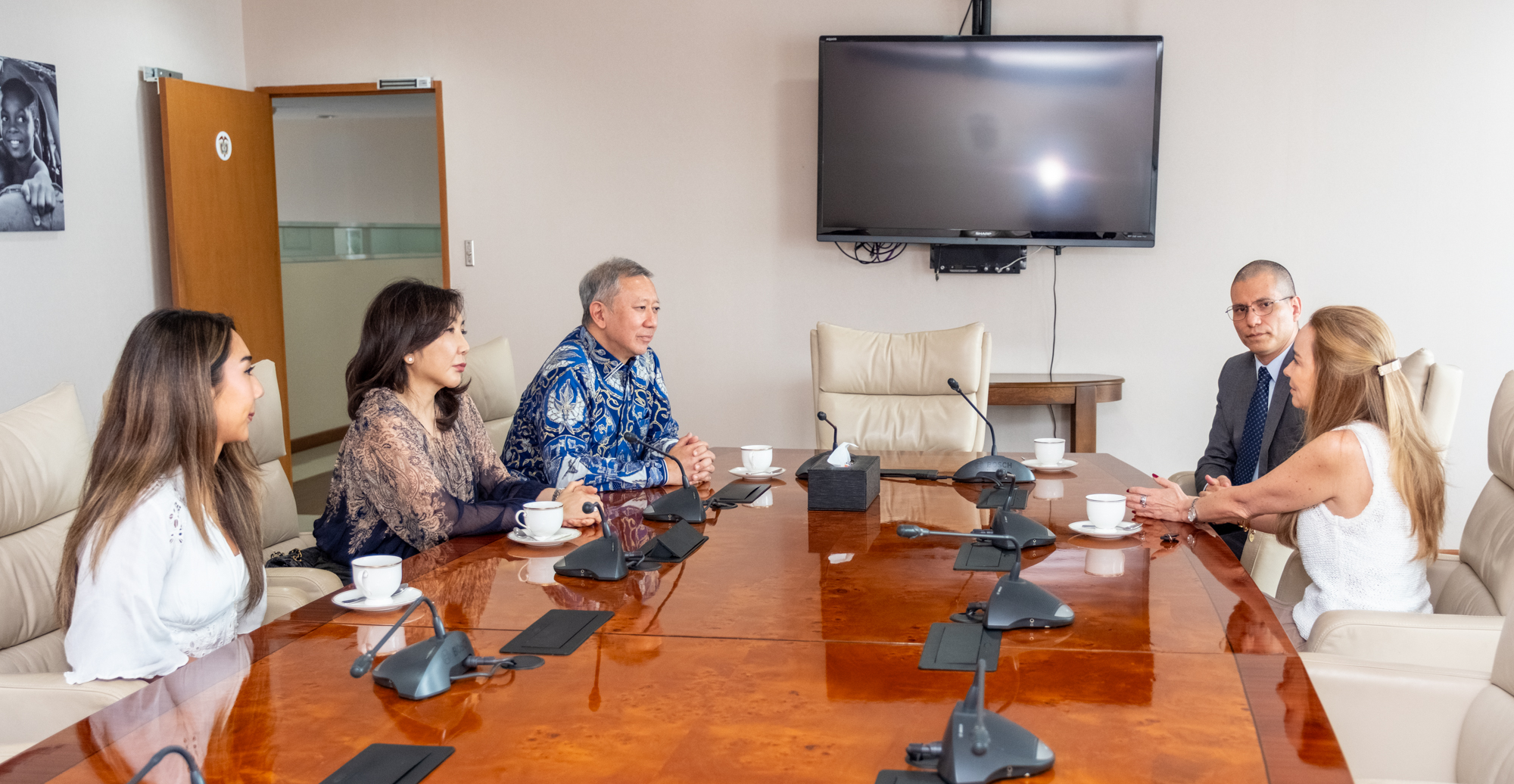 La Embajada de Colombia en Indonesia tomó juramento al Cónsul Honorario de la República de Colombia en Surakarta