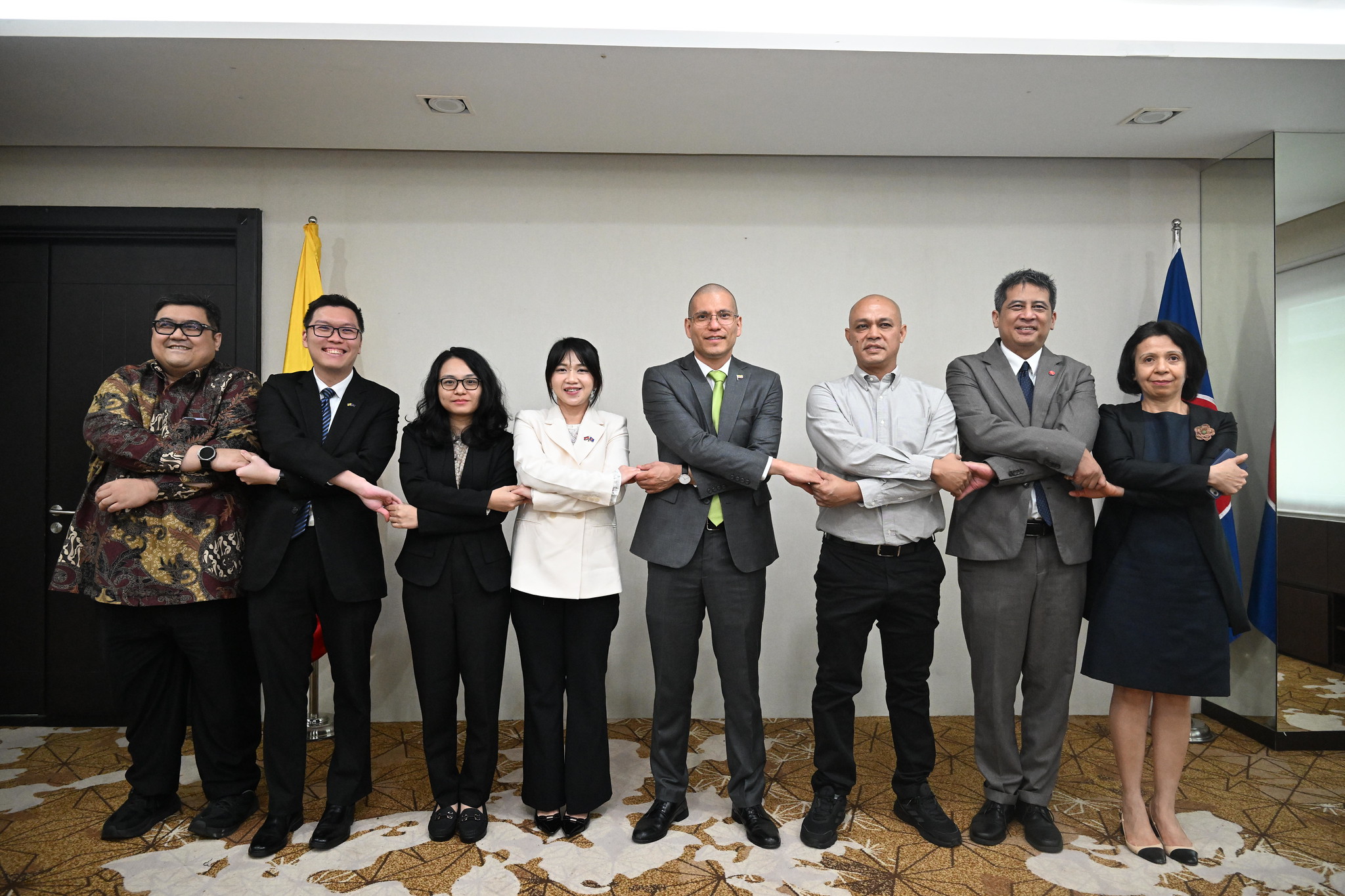 Yakarta (Indonesia), 15 de diciembre de 2024. Con notable éxito finalizó la octava edición del curso de español ofrecido por el Gobierno de Colombia a la Asociación de Naciones del Sudeste Asiático (ASEAN). Durante un período de tres meses, de septiembre a diciembre, 30 diplomáticos y funcionarios de la Secretaría de la Asociación, así como de las Misiones Permanentes y de las Embajadas de los Estados miembros de la ASEAN, participaron en estas sesiones formativas, desarrolladas bajo la coordinación académi