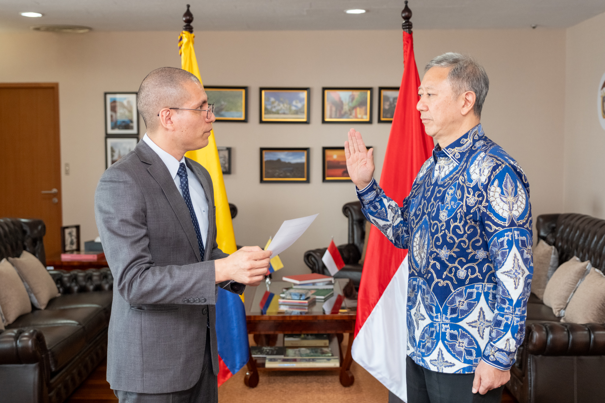 La Embajada de Colombia en Indonesia tomó juramento al Cónsul Honorario de la República de Colombia en Surakarta