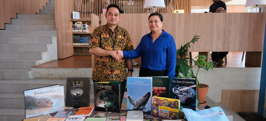 Foto de la Encargada de Negocios de la Embajada de Colombia, Tatiana Rodríguez, durante la ceremonia de entrega a la Biblioteca Distrital de Yakarta.