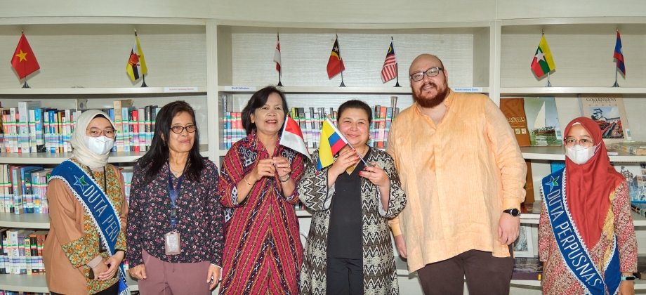 Embajada en Yakarta promueve la literatura colombiana en Indonesia
