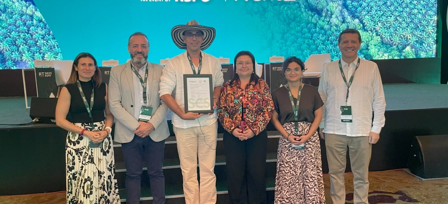 Entrega de certificación RSPO en Yakarta para grupo de pequeños cultivadores colombianos de Palma de Aceite