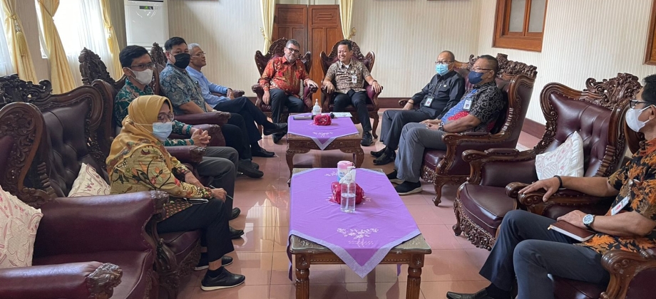 Embajador Juan Camilo Valencia realiza visita de cortesía al Regente de Kudus (Java Central