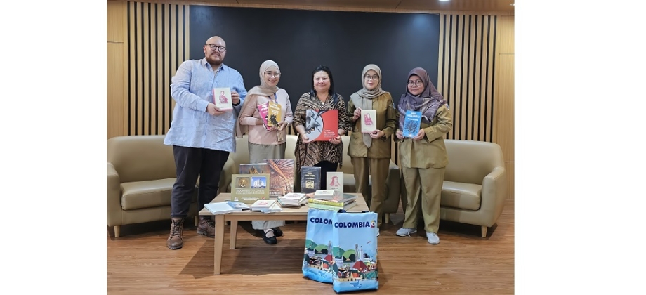 La Embajada de Colombia en Indonesia dona 33 Libros a la Biblioteca Distrital de Yakarta