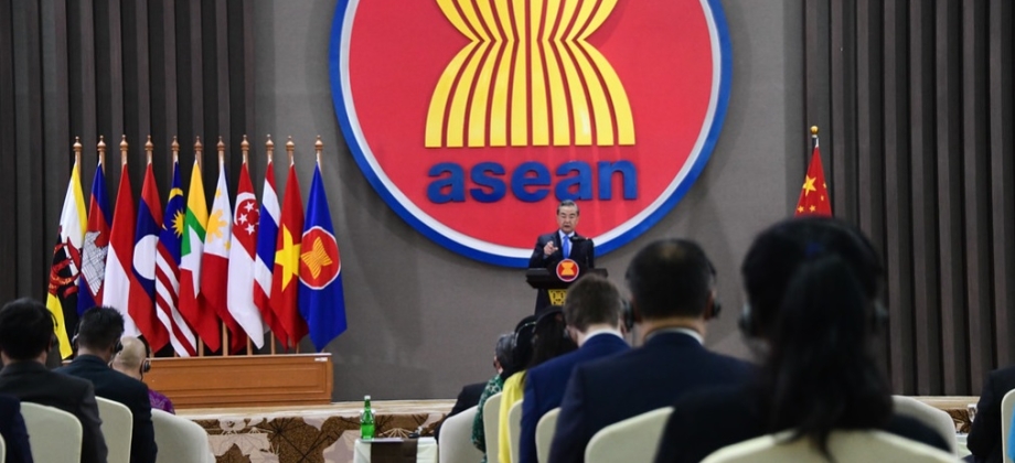 Embajador de Colombia en Indonesia participó en encuentro presidido por Wang Yi, Consejero de Estado y Ministro de Relaciones Exteriores de China