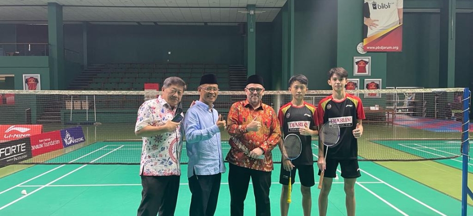 Embajador Juan Camilo Valencia visita centro de entrenamiento para deportistas de alto rendimiento en Bádminton