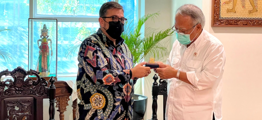 Embajador de Colombia sostiene encuentro con el Ministro de Obras Públicas y Vivienda de Indonesia