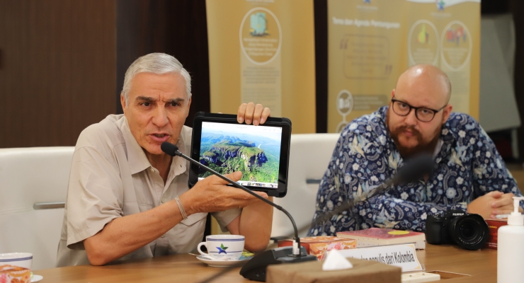 Embajada de Colombia en Indonesia promueve la cultura y conservación de la mano del antropólogo Carlos Castaño Uribe