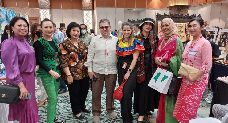 Embajada de Colombia en Indonesia asistió al Bazar de Caridad del Club Internacional de Mujeres (WIC) 2022