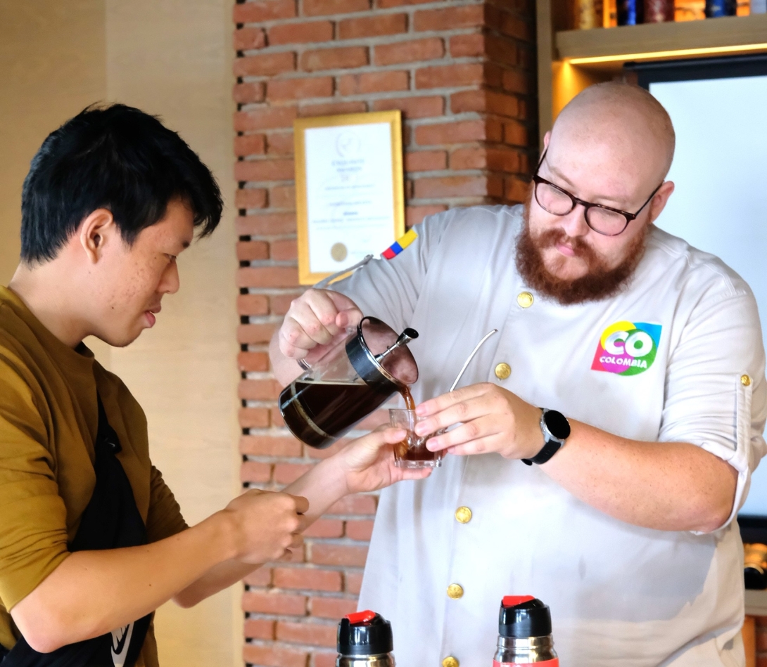 Arepas y café, una combinación ganadora en festival gastronómico en Yakarta.     La Embajada de Colombia participó en la segunda edición del festival "Sabor Latin Food Festival", llevado a cabo el 27 de enero de 2024 en el restaurante Sudestada en Yakarta
