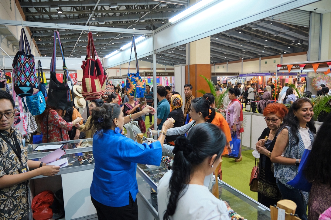 Colombia brilló en el Bazar de Caridad 2023 del WIC en Yakarta: Una década de promoción cultural y solidaridad