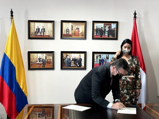 Embajador de Colombia en Indonesia posesionó a Karin García Castillo como Auxiliar de Misión Diplomática